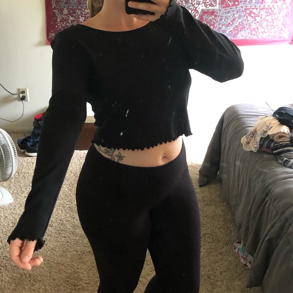 Black Long Sleeve Crop Top - Picture 2 of 4